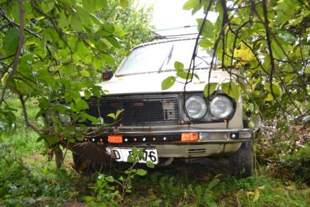 Kaza yapan iki otomobil narenciye bahçesinde durabildi