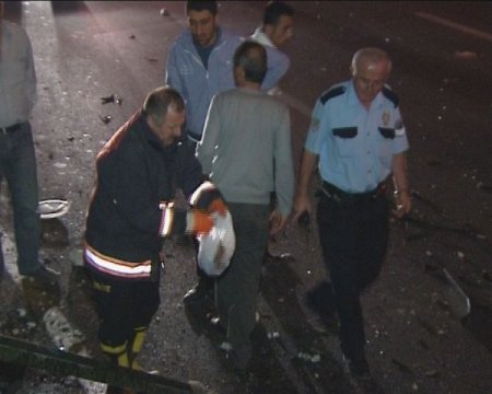 Kaza yapan kamyon şoförünün ayağı koptu