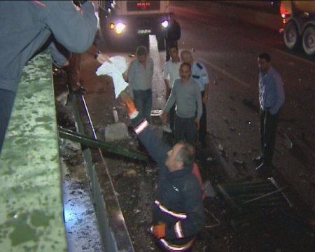 Kaza yapan kamyon şoförünün ayağı koptu