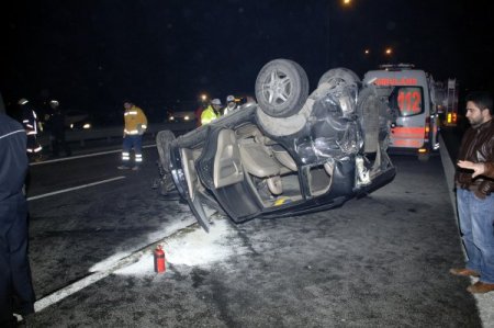 Kaza yapan otomobil mazgallarda asılı kaldı