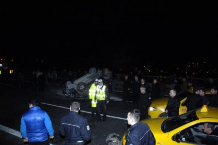 Kaza yapan otomobil mazgallarda asılı kaldı