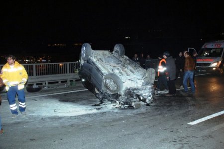 Kaza yapan otomobil mazgallarda asılı kaldı