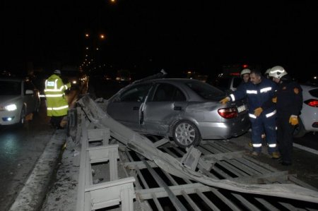 Kaza yapan otomobil mazgallarda asılı kaldı