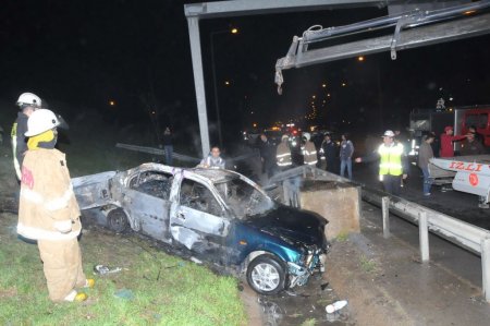 Kaza yapan otomobil yandı: Biri ağır 2 yaralı