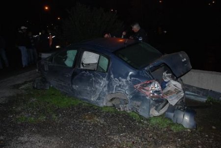Kaza Yapan Otomobildeki 5 Kişi Kaçtı