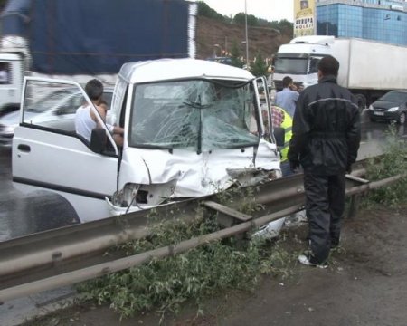 Kaza yapan sürücü, uzun süre kurtarılmayı bekledi (Özel)