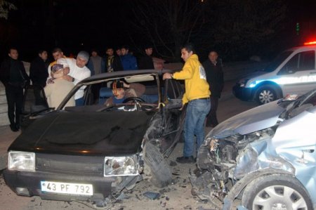 Kaza yaptı kaçtı: 2 yaralı