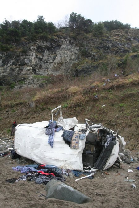 Kaza yaptığı bir gün sonra fark edilen minibüsün sürücüsü ölü bulundu