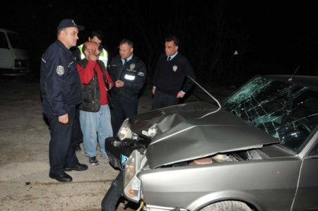 Kaza Yaptığını Farketmeyen Alkollü Sürücü Araçta Sızdı