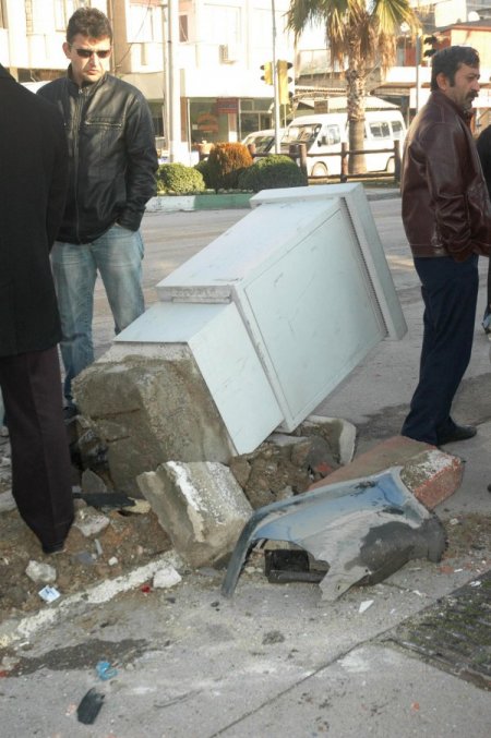 Kazada, Mobeseye Ait Saha Dolabı Yerinden Çıktı