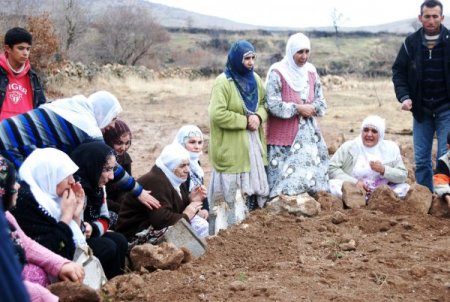 Kazada 5 Çocuğunu Kaybeden Anne Mezarlıkta Ağıtlar Yaktı