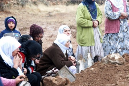 Kazada 5 Çocuğunu Kaybeden Anne Mezarlıkta Ağıtlar Yaktı