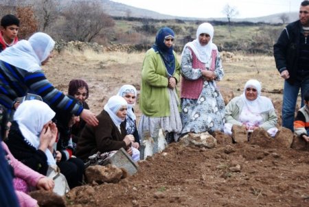 Kazada 5 Çocuğunu Kaybeden Anne Mezarlıkta Ağıtlar Yaktı