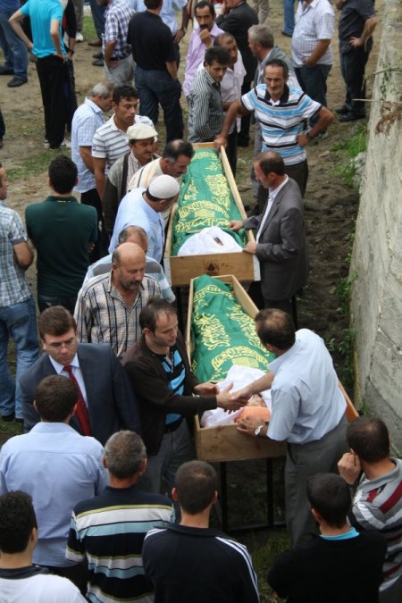 Kazada hayatını kaybeden iki kardeş son yolculuğuna uğurlandı