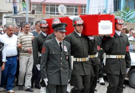 Kazada Hayatını Kaybeden Üsteğmen Kahraman, Memleketinde Toprağa Verildi