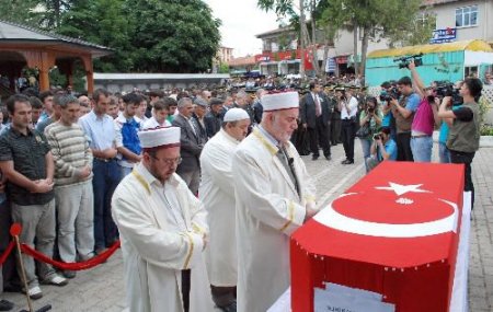 Kazada Hayatını Kaybeden Üsteğmen Kahraman, Memleketinde Toprağa Verildi