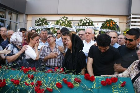 Kazada Hayatını Kaybeden Yazı İşleri Müdürü, Ablası Ve Annesine Hazin Tören