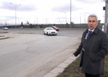 Kazada oğlunu kaybeden baba, adım adım dolaşıp kusurlu yolları tespit ediyor