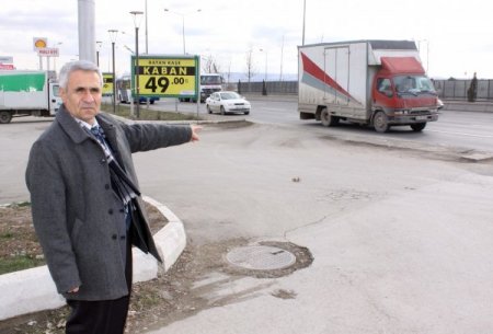 Kazada oğlunu kaybeden baba, adım adım dolaşıp kusurlu yolları tespit ediyor