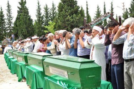 Kazada ölen 10 kişi toprağa verildi