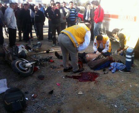 Kazada ölen motosikletliyi hayata döndürmek için kalp masajı uyguladılar