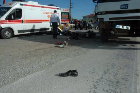 Kazada ölen motosikletliyi hayata döndürmek için kalp masajı uyguladılar