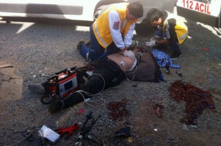 Kazada ölen motosikletliyi hayata döndürmek için kalp masajı uyguladılar