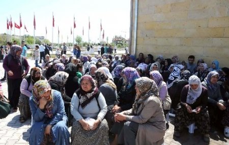 Kazada ölen öğretmenlerin yakınları gözyaşlarına boğuldu