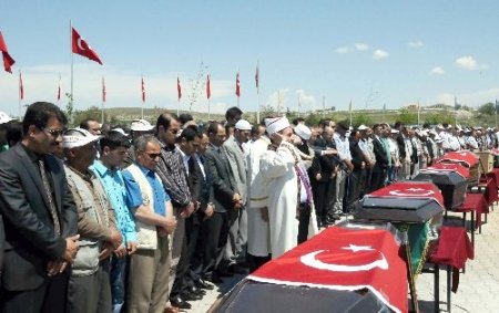 Kazada ölen öğretmenlerin yakınları gözyaşlarına boğuldu