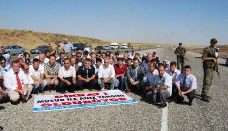 Kazada Yakınlarını Kaybeden Aileler, Yolu Trafiğe Kapatıp, Karanfil Bıraktı