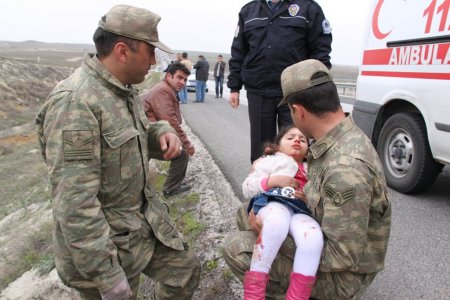 Kazada yaralanan minik Berrin’i askerler sakinleştirdi