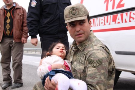 Kazada yaralanan minik Berrin’i askerler sakinleştirdi