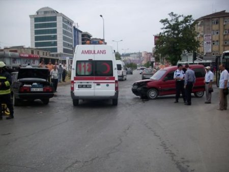 Kazada Yaralanmadı, Başını Trafik Lambalarına Vurarak Yaralandı