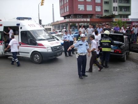 Kazada Yaralanmadı, Başını Trafik Lambalarına Vurarak Yaralandı