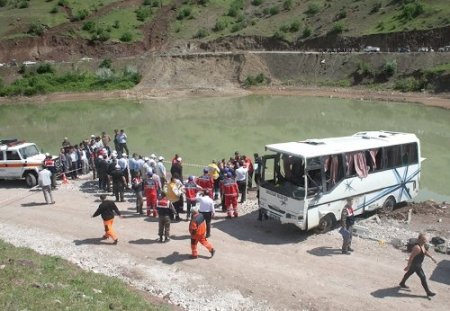 Kazadan sağ kurtulan anneler, çocuklarını bulmak için girdiği gölden çıkamadı