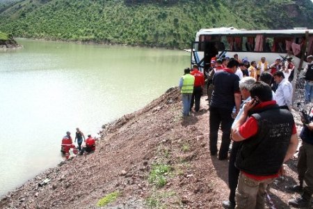 Kazadan sağ kurtulan anneler, çocuklarını bulmak için girdiği gölden çıkamadı