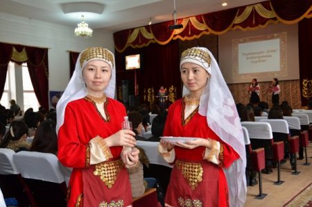 Kazak kızlar, Türkçe yarıştı