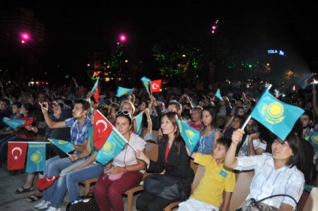 Kazak müzik gruplarından Ankaralılara konser