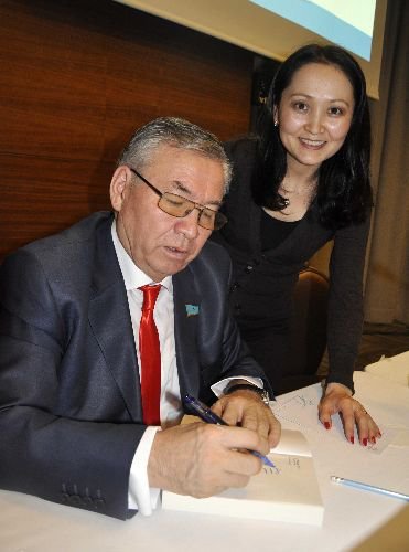 Kazak Profesörün Felsefi Eseri Türkçeye Çevrildi