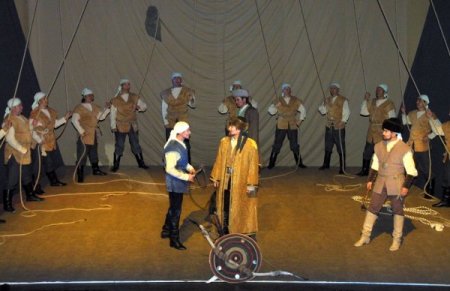 Kazak sanatçılar Türkçe oyun sergiledi