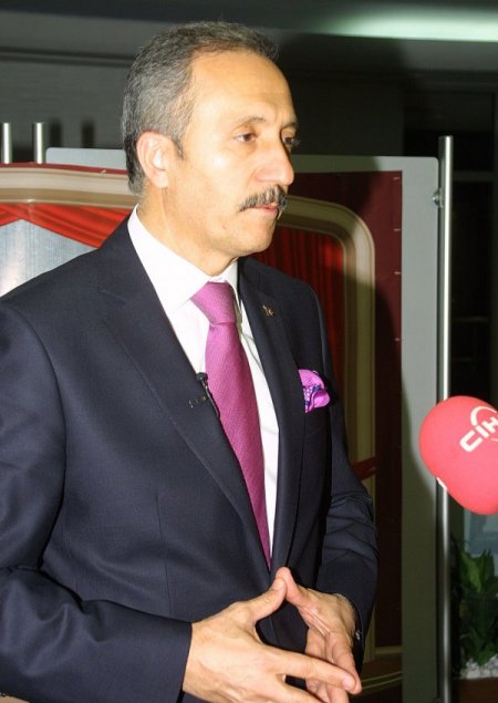 Kazak sanatçılar Türkçe oyun sergiledi