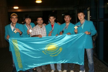 Kazak- Türk Liseleri Madalyaya Duymuyor