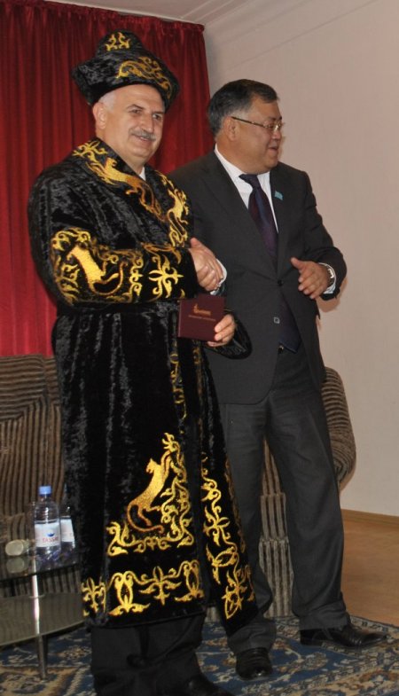 Kazak Üniversitesinden Rektör Koçak'a ‘fahri Profesörlük’