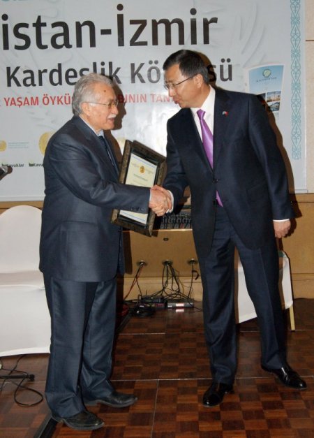 Kazakistan Büyükelçisi Tüymebayev: İzmir, Eğitimde Bize El Uzatan İlk Şehir