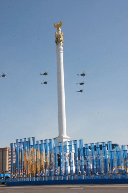 Kazakistan Hem Ramazan Bayramı’nı Hem Anayasa Günü’nü Kutluyor