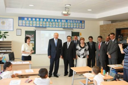Kazakistan Milli Eğitim Bakanı, Kazak-türk Lisesi’ni Ziyaret Etti