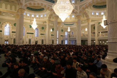 Kazakistan'da camiler dolup taştı