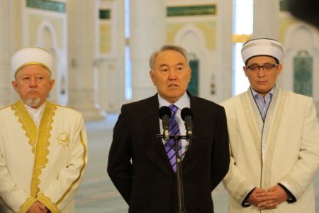 Kazakistan'da camiler dolup taştı