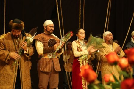 Kazakistan’da ilk defa bir oyun Türkçe sahnelendi