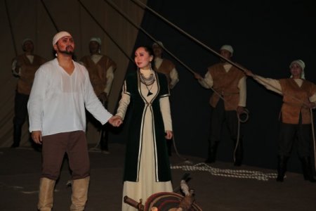 Kazakistan’da ilk defa bir oyun Türkçe sahnelendi